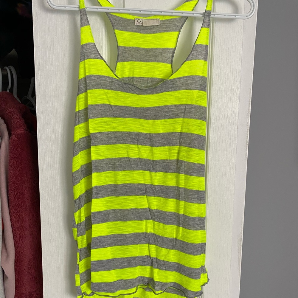 4 Tank tops - Picture 5 of 8